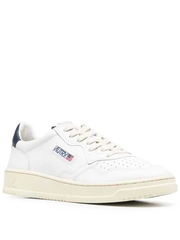 'Medalist Low' White Sneakers With Navy Blue Heel Tab In Leather Man